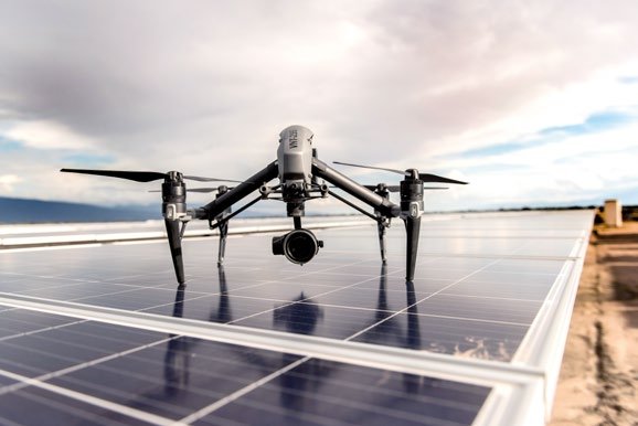 Drone sobre paneles solares