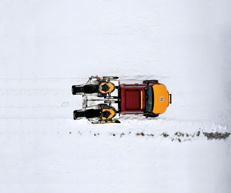 Vehículo de GHM con motos de nieve visto desde el drone